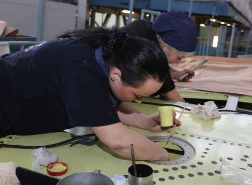 Công nhân Nga trong nhà máy sản xuất máy bay chiến đấu Su-35 Công nhân Nga trong nhà máy sản xuất máy bay chiến đấu Su-35