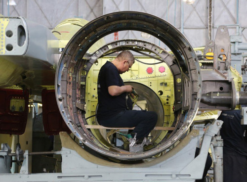 Công nhân đang lắp ráp máy bay chiến đấu Công nhân đang lắp ráp máy bay chiến đấu