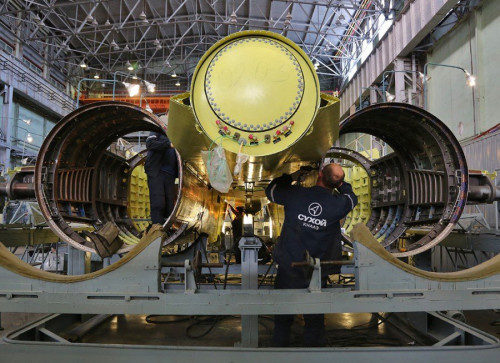 Công nhân đang lắp ráp máy bay chiến đấu Công nhân đang lắp ráp máy bay chiến đấu