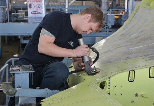 Công nhân đang làm việc tại xưởng lắp ráp Công nhân đang làm việc tại xưởng lắp ráp