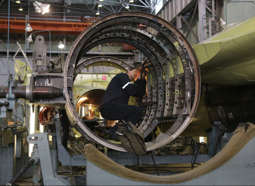 Công nhân đang làm việc ở thân máy bay Công nhân đang làm việc ở thân máy bay