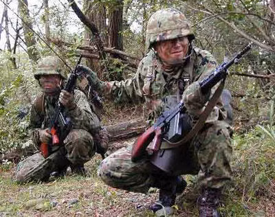 Binh sĩ Lực lượng Phòng vệ Nhật Bản tập đánh chiếm đảo