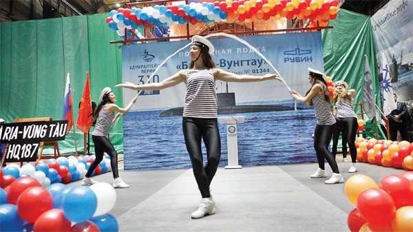 Vũ công Nga trong buổi lễ khởi công chế tạo tàu ngầm diesel-điện HQ 187 Bà Rịa-Vũng Tàu