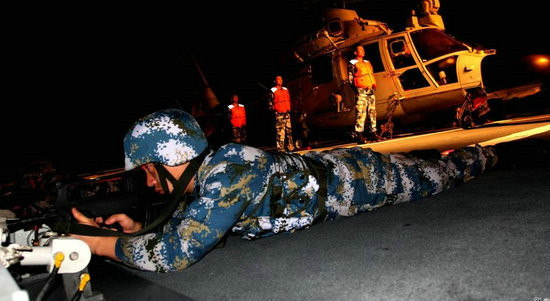 Binh sĩ Trung Quốc cảnh giới ở sàn đỗ máy bay trực thăng trên tàu chiến trong cuộc diễn tập "Liên hợp trên biển 2014" Trung-Nga tháng 5 năm 2014 Binh sĩ Trung Quốc cảnh giới ở sàn đỗ máy bay trực thăng trên tàu chiến trong cuộc diễn tập "Liên hợp trên biển 2014" Trung-Nga tháng 5 năm 2014