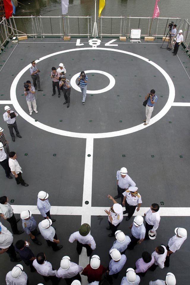 Bãi đáp cho trực thăng ở đuôi tàu kiểm ngư KN 781