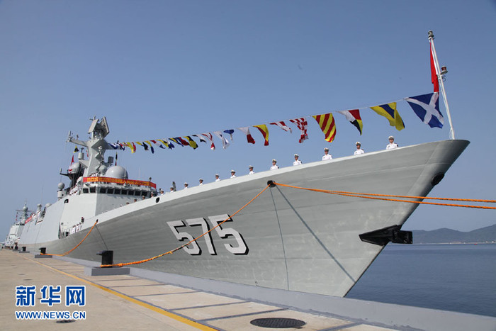 Tàu hộ vệ tên lửa Nhạc Dương số hiệu 575 Type 054A thuộc Hạm đội Nam Hải, biên chế ngày 3 tháng 5 năm 2013, dài 130 m, rộng 16 m, lượng giãn nước tối đa hơn 4.000 tấn, thủy thủ đoàn 190 người. Tàu hộ vệ tên lửa Nhạc Dương số hiệu 575 Type 054A thuộc Hạm đội Nam Hải, biên chế ngày 3 tháng 5 năm 2013, dài 130 m, rộng 16 m, lượng giãn nước tối đa hơn 4.000 tấn, thủy thủ đoàn 190 người.
