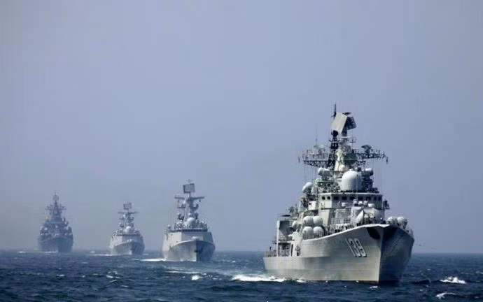 Từ ngày 20 đến ngày 26 tháng 5 năm 2014, Trung Quốc và Nga tổ chức tập trận chung tại tại vùng biển phía bắc biển Hoa Đông. Trong các khoa mục tập trận đáng chú ý là có khoa mục săn ngầm, quân xanh là 2 tàu ngầm thông thường lớp Kilo của hải quân Trung Quốc, do Nga chế tạo. Trong khi đó, Việt Nam cũng đã đặt mua 6 tàu ngầm cùng lớp của Nga và những tàu này được cho là hiện đại hơn tàu ngầm Kilo Trung Quốc, nhưng cũng cùng lớp Kilo và đây là điều đáng chú ý.