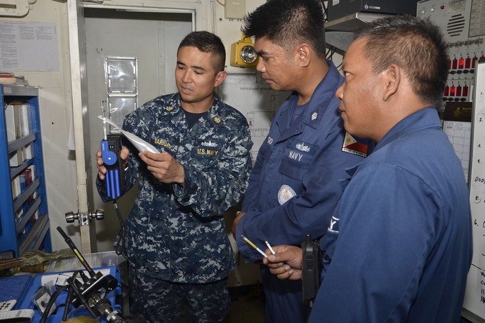 Nhân viên quân sự Mỹ-Philippines trao đổi, giao lưu Nhân viên quân sự Mỹ-Philippines trao đổi, giao lưu