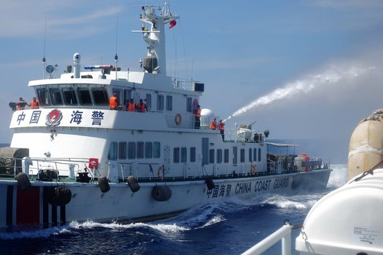 Tàu hải cảnh Trung Quốc dùng vòi rồng tấn công tàu Việt Nam. Tàu hải cảnh Trung Quốc dùng vòi rồng tấn công tàu Việt Nam.