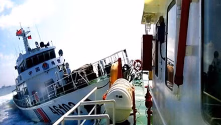 Tàu Trung Quốc đâm tàu kiểm ngư Việt Nam, chẳng khác nào một hành động khủng bố trên biển