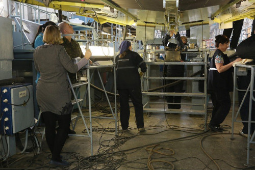 Công nhân nữ đang làm việc trong nhà máy Công nhân nữ đang làm việc trong nhà máy