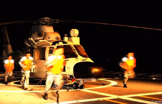 Hình ảnh này được cho là tàu khu trục tên lửa Trịnh Châu Type 052C tập chống người nhái trong thời gian tập trận với Nga trên biển Hoa Đông vào tháng 5 năm 2014 (nguồn Thời báo Hoàn Cầu, TQ)