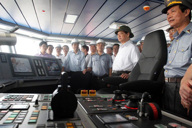Thủ tướng Nguyễn Tấn Dũng thị sát nhà máy đóng tàu Hạ Long và lên thăm tàu kiểm ngư KN781 hiện đại nhất ASEAN