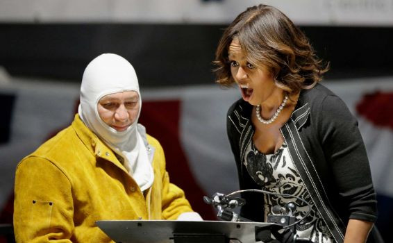 Đệ nhất phu nhân Mỹ Michelle Obama tại lễ đặt sống tàu ngầm USS Illinois lớp Virginia. Đệ nhất phu nhân Mỹ Michelle Obama tại lễ đặt sống tàu ngầm USS Illinois lớp Virginia.