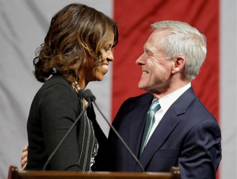 Đệ nhất phu nhân Mỹ Michelle Obama tại lễ đặt sống tàu ngầm USS Illinois lớp Virginia. Đệ nhất phu nhân Mỹ Michelle Obama tại lễ đặt sống tàu ngầm USS Illinois lớp Virginia.