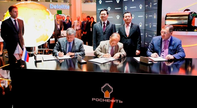 Ngày 16 tháng 6 năm 2014, bên lề Hội nghị Dầu khí Thế giới (WPC) lần thứ 21 tại Moscow - Liên bang Nga, Bộ trưởng Bộ Công Thương Vũ Huy Hoàng đã chứng kiến Tổng giám đốc Tập đoàn dầu khí Việt Nam Đỗ Văn Hậu ký biên bản ghi nhớ với ông Igor Sechin, Chủ tịch Tập đoàn Rosneft và ông Sergey Kudryasov, Tổng giám đốc Tập đoàn Zarubezhneft về mở rộng cơ hội hợp tác tại các lô 125 – 126, một số lô mở và các lô hợp đồng khác tại Bể Phú Khánh, thềm lục địa Việt Nam. Ngày 16 tháng 6 năm 2014, bên lề Hội nghị Dầu khí Thế giới (WPC) lần thứ 21 tại Moscow - Liên bang Nga, Bộ trưởng Bộ Công Thương Vũ Huy Hoàng đã chứng kiến Tổng giám đốc Tập đoàn dầu khí Việt Nam Đỗ Văn Hậu ký biên bản ghi nhớ với ông Igor Sechin, Chủ tịch Tập đoàn Rosneft và ông Sergey Kudryasov, Tổng giám đốc Tập đoàn Zarubezhneft về mở rộng cơ hội hợp tác tại các lô 125 – 126, một số lô mở và các lô hợp đồng khác tại Bể Phú Khánh, thềm lục địa Việt Nam.