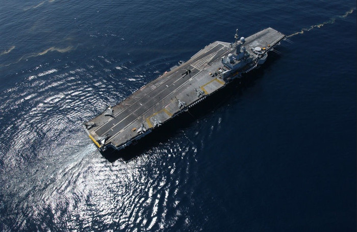 Tàu sân bay Charles De Gaulle chụp từ trên không ở Địa Trung Hải