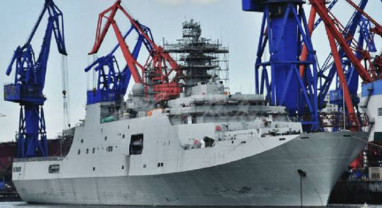 Trong hình là chiếc tàu vận tải đổ bộ 071 thứ ba được đặt tên là Trường Bạch Sơn, có số hiệu 989. Hai chiếc 071 chế tạo trước đó và đều biên chế cho Hạm đội Nam Hải là tàu 998 Côn Luân Sơn và tàu 999 Tỉnh Cương Sơn. Trong hình là chiếc tàu vận tải đổ bộ 071 thứ ba được đặt tên là Trường Bạch Sơn, có số hiệu 989. Hai chiếc 071 chế tạo trước đó và đều biên chế cho Hạm đội Nam Hải là tàu 998 Côn Luân Sơn và tàu 999 Tỉnh Cương Sơn.