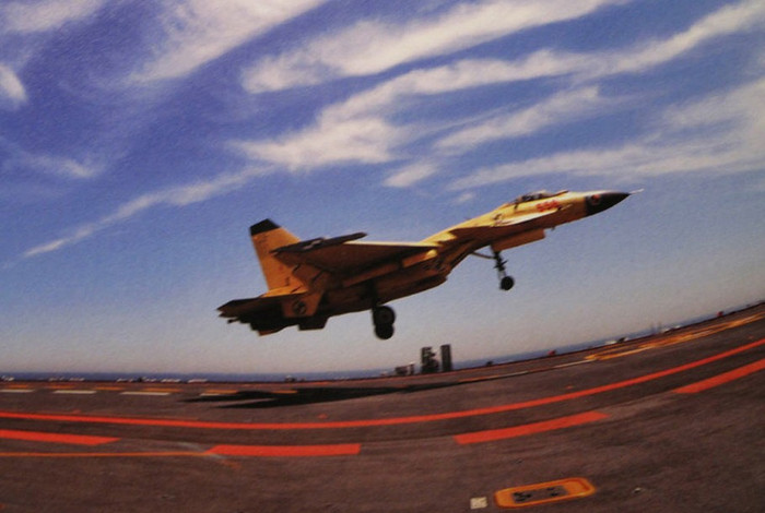 Máy bay J-15 vừa hạ cánh thử trên tàu sân bay Liêu Ninh: chạm tàu rồi bay lên