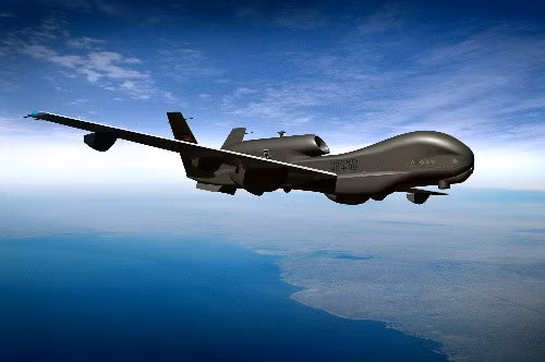 Có tin cho biết, Nhật Bản có kế hoạch nhập máy bay không người lái Global Hawk và triển khai ở Guam cùng chia sẻ tin tức tình báo với Mỹ.