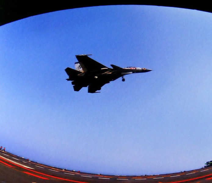 Máy bay chiến đấu J-15 chạm tàu rồi bay lên (ảnh: news.ccvic.com) Máy bay chiến đấu J-15 chạm tàu rồi bay lên (ảnh: news.ccvic.com)