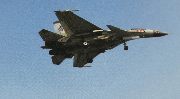 Máy bay chiến đấu J-15 chạm tàu rồi bay lên (ảnh: news.ccvic.com) Máy bay chiến đấu J-15 chạm tàu rồi bay lên (ảnh: news.ccvic.com)