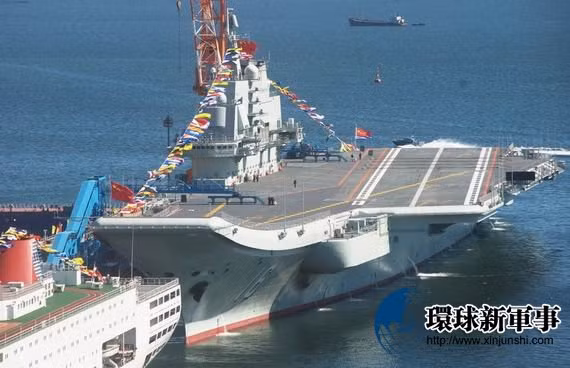 Tàu sân bay Liêu Ninh trong ngày Quốc khánh Trung Quốc năm 2012