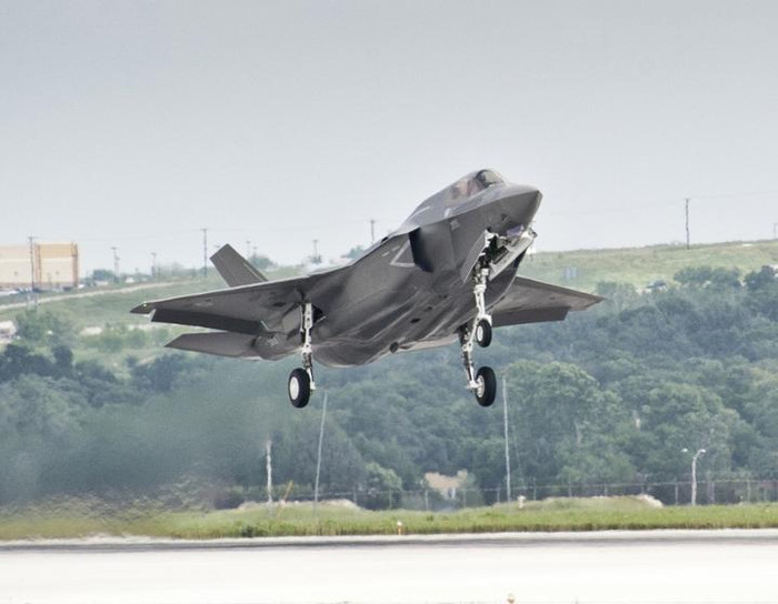 Máy bay chiến đấu tàng hình F-35B đầu tiên BK-1 của Anh Máy bay chiến đấu tàng hình F-35B đầu tiên BK-1 của Anh