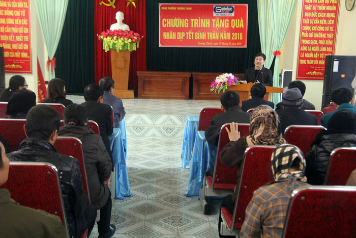 Quang cảnh buổi lễ trao quà.