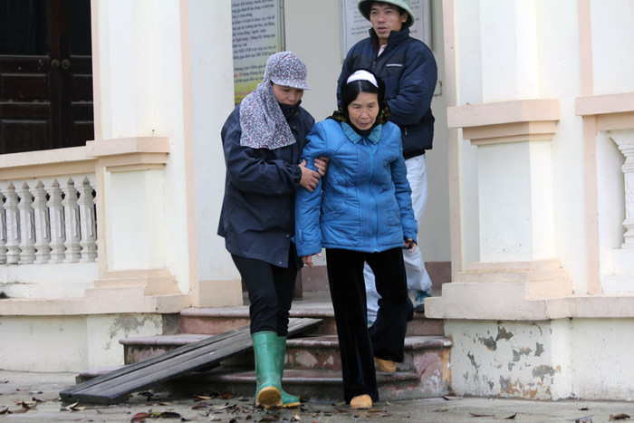 Một cụ bà được người thân đưa đến UBND xã Hà Thạch nhận quà.