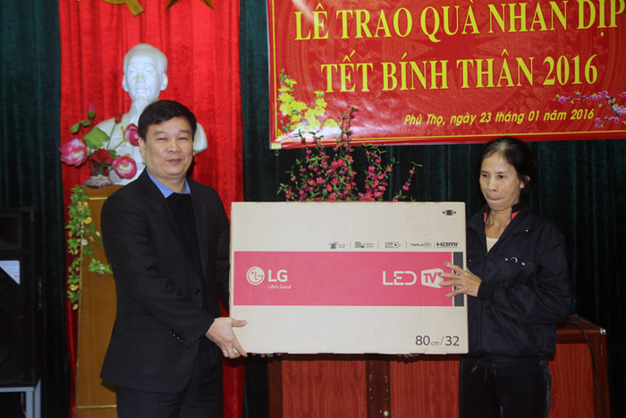 Ông Nguyễn Tiến Bình trao tặng chiếc tivi cho Nhà văn hóa khu 3, phường Trường Thịnh.