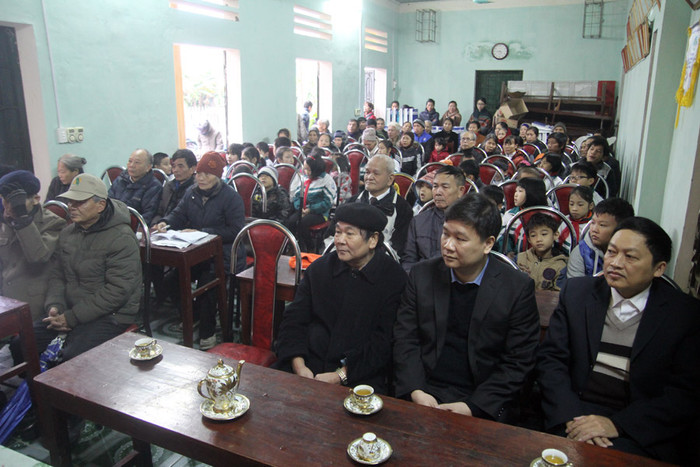 Buổi trao quà nhận được sự quan tâm từ người dân và chính quyền.