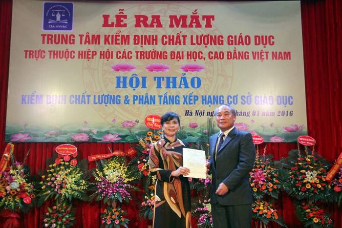 Thứ trưởng Hiển trao Quyết định hoạt động cho bà Nguyễn Phương Nga. Ảnh Xuân Trung