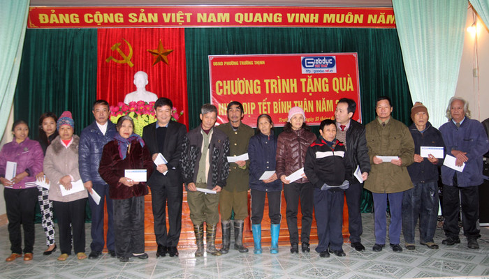 Trao quà cho những hoàn cành gia đình khó khăn tại phường Trường Thịnh.