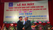Thứ trưởng Bộ GD&amp;ĐT Nguyễn Vinh Hiển trao Quyết định thanh lập Trung tâm Kiểm định cho Hiệp hội các trường đại học, cao đẳng Việt Nam. Ảnh Xuân Trung