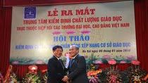 Thứ trưởng Bộ GD&amp;ĐT Nguyễn Vinh Hiển trao Quyết định thanh lập Trung tâm Kiểm định cho Hiệp hội các trường đại học, cao đẳng Việt Nam. Ảnh Xuân Trung