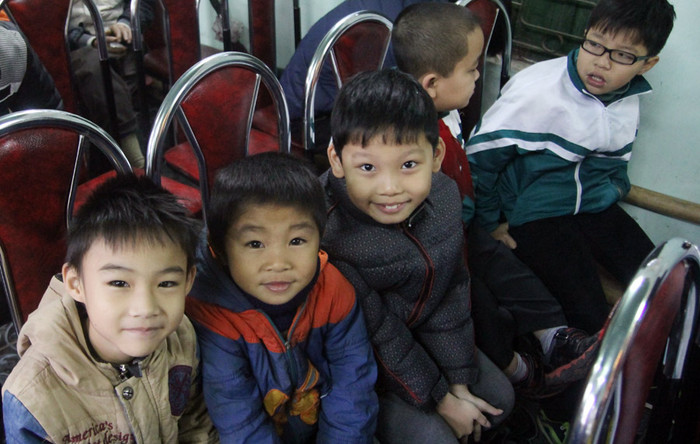 Học sinh tiểu học Trường Thịnh trong lúc chờ được nhận quà.