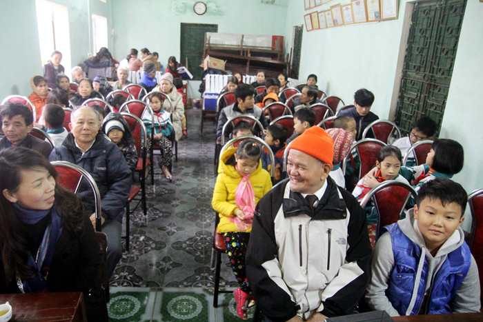 Đông đảo người dân, trong đó có cả những người không thuộc diện được nhận quà cũng đến dự, chia vui với các gia đình được nhận quà.