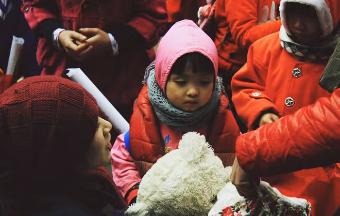 Trao hơi ấm tới các em nhỏ Hòa Bình trong mùa đông giá lạnh.