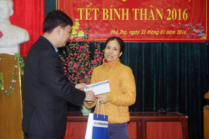 Trao quà và động viên một cô giáo có hoàn cảnh gia đình khó khăn.