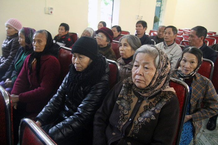 Các ông bà tại thị xã Phú Thọ trong buổi nhận quà.