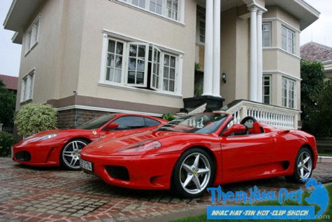 Thú chơi xe của Cường Đô la cũng được nhắc đến với những chiếc biển đẹp kiểu như tứ quý tám, tứ quý sáu hay những chiếc điện thoại có gắn kim cương gần trăm triệu (Ảnh: Internet).