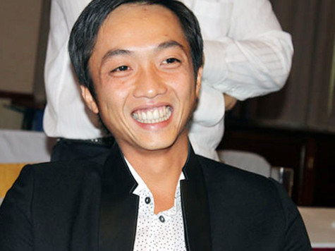 Nguyễn Quốc Cường thường được biết đến với biệt danh "Cường "đô la" là con trai của bà Nguyễn Thị Như Loan, một trong những người phụ nữ giàu có nhất VN. Và Nguyễn Quốc Cường hiện tại là Phó Tổng Giám đốc Công ty Cổ phần Quốc Cường Gia Lai và thường xuyên trở thành tâm điểm của báo giới (Ảnh: Internet).