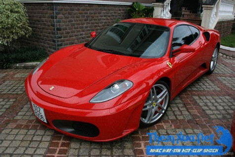 Thú chơi xe của Cường Đô la cũng được nhắc đến với những chiếc biển đẹp kiểu như tứ quý tám, tứ quý sáu hay những chiếc điện thoại có gắn kim cương gần trăm triệu (Ảnh: Internet).