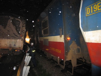 Vụ tai nạn đã khiến các chuyến tàu đi qua đây chỉ chạy được với vận tốc 5km/h dưới sự chỉ dẫn của nhân viên đường sắt gây nên tình trặng ùn tắc giao thông đường sắt đi qua đây Vụ tai nạn đã khiến các chuyến tàu đi qua đây chỉ chạy được với vận tốc 5km/h dưới sự chỉ dẫn của nhân viên đường sắt gây nên tình trặng ùn tắc giao thông đường sắt đi qua đây