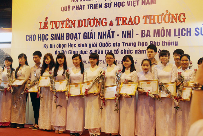 Các học sinh đạt giải trong kỳ thi chọn học sinh giỏi quốc gia môn sử được tuyên dương sáng nay. Ảnh Xuân Trung Các học sinh đạt giải trong kỳ thi chọn học sinh giỏi quốc gia môn sử được tuyên dương sáng nay. Ảnh Xuân Trung