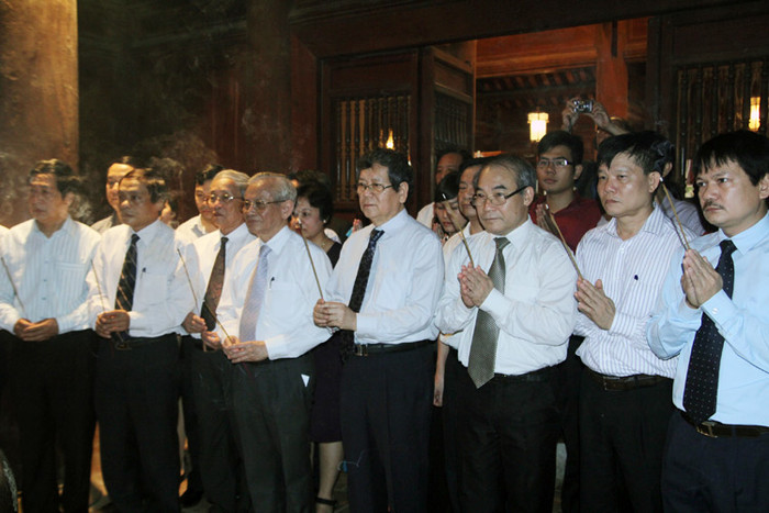 GS. Phan Huy Lê, ông Vũ Ngọc Hoàng-đứng giữa (Phó Trưởng ban Tuyên giáo TƯ) và lãnh đạo Bộ GD&ĐT thắp hương tưởng nhớ tiền nhân ở nhà Thái học. Ảnh Xuân Trung GS. Phan Huy Lê, ông Vũ Ngọc Hoàng-đứng giữa (Phó Trưởng ban Tuyên giáo TƯ) và lãnh đạo Bộ GD&ĐT thắp hương tưởng nhớ tiền nhân ở nhà Thái học. Ảnh Xuân Trung