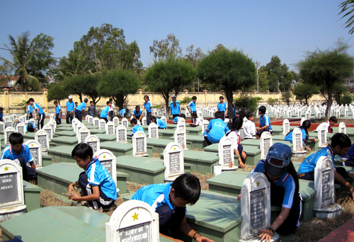 Học sinh Trường THCS Trần Hưng Đạo trong một buổi chăm sóc Nghĩa trang liệt sĩ tỉnh gần đây. Ảnh: Lê Huỳnh. Học sinh Trường THCS Trần Hưng Đạo trong một buổi chăm sóc Nghĩa trang liệt sĩ tỉnh gần đây. Ảnh: Lê Huỳnh.
