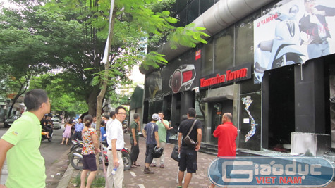 Toàn bộ tầng 1 của Showroom bị lửa thiêu rụi hoàn toàn. Toàn bộ tầng 1 của Showroom bị lửa thiêu rụi hoàn toàn.