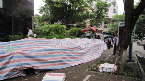 Tất cả xe máy được đưa ra khỏi cửa hàng, trong đó có rất nhiều xe đã bị cháy trụi, chỉ còn lại trơ khung sắt. Tất cả xe máy được đưa ra khỏi cửa hàng, trong đó có rất nhiều xe đã bị cháy trụi, chỉ còn lại trơ khung sắt.